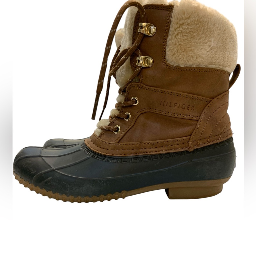Tommy Hilfiger Rain Duck boot size Medium. Boot good for rain or snow